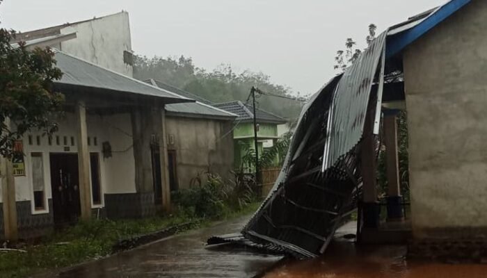 Hujan Disertai Angin Kencang Landa Lubuklinggau, 9 Rumah Rusak Dan Satu Anak Luring 
