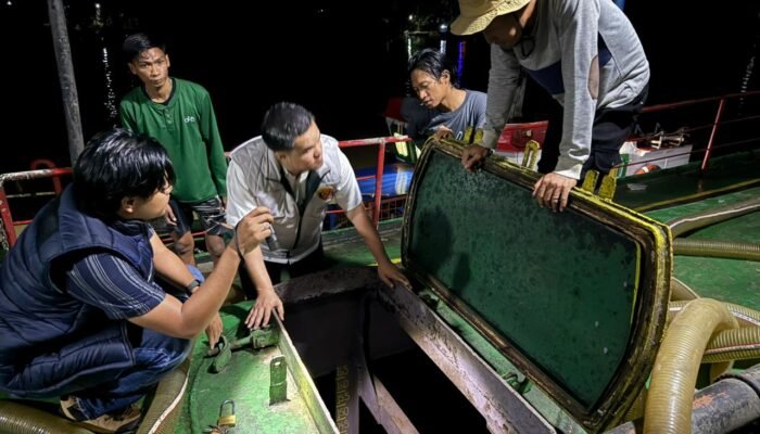 Operasi Gabungan Ditreskrimsus Polda Sumsel Hentikan Dua Kapal Pengangkut Solar Ilegal di Banyuasin, 82.000 KL BBM Diamankan