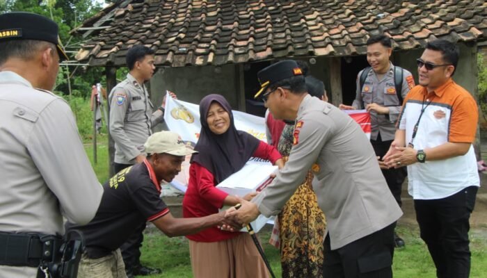 Polda Sumsel Salurkan Ratusan Paket Bansos di OKU Timur Dukung Program Ketahanan Sosial Nasional