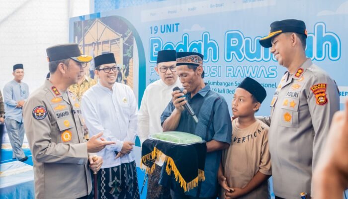 Momen Haru di Musi Rawas: Kapolda Sumsel Terima Hadiah Gethuk Buatan Warga Korban Kebakaran