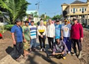 Fitriana, Anggota DPRD Musi Rawas Pelopori Gotong Royong Perbaiki Jalan Rusak di Depan Masjid Taqwa Mengansakti 1