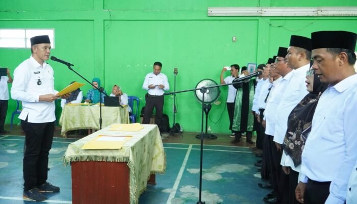 12 RT Hasil Pemilihan Serentak Pasar Muara Beliti Dilantik Lurah