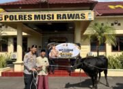 Wujud Kepedulian Sosial, Kapolda Sumsel Serahkan Hewan Kurban untuk Pesantren di Musi Rawas
