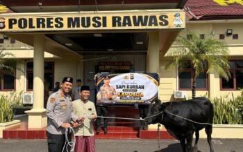 Wujud Kepedulian Sosial, Kapolda Sumsel Serahkan Hewan Kurban untuk Pesantren di Musi Rawas