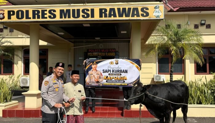 Wujud Kepedulian Sosial, Kapolda Sumsel Serahkan Hewan Kurban untuk Pesantren di Musi Rawas