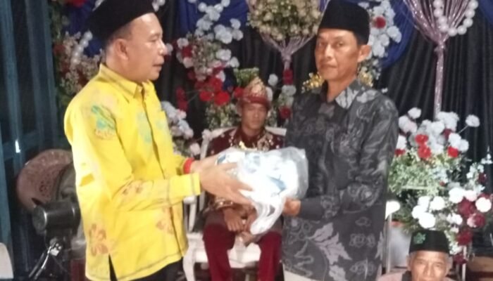 PSSI Musi Rawas Salurkan Bantuan Bola untuk Masyarakat Desa Pelawe   