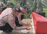 Peduli Keselamatan Warga, Personel Batalyon B Pelopor Perbaiki Jembatan Penghubung