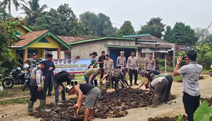 Konsisten Berbuat Baik, Kapolda Sumsel Perintahkan Polres Musi Rawas gandeng Nahdlatul Ulama Perbaiki Jalan Berlubang di Megang Sakti