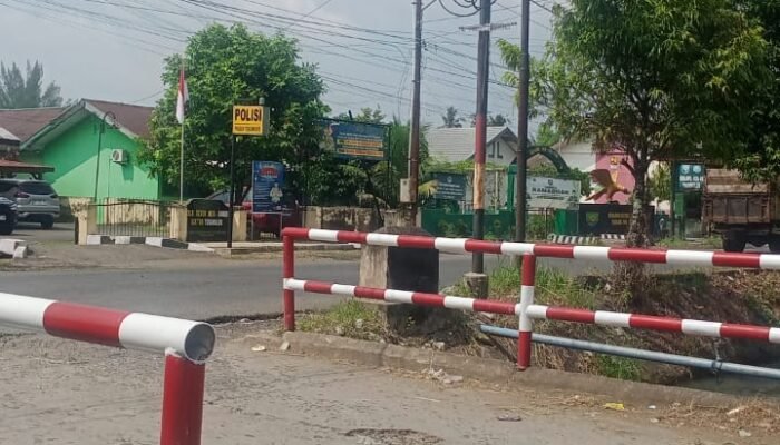 Demi Kenyamanan Masyarakat. Polsek Tugumulyo Polres Musi Rawas Renovasi Jembatan Merah Putih