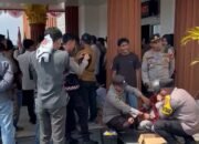Peduli Mahasiswa, Personil Bagikan Air Minum Dan Sie Dokkes Polres Musi Rawas Siaga Medis