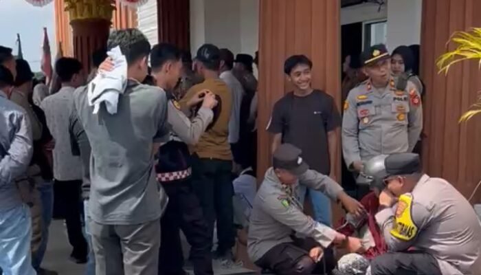 Peduli Mahasiswa, Personil Bagikan Air Minum Dan Sie Dokkes Polres Musi Rawas Siaga Medis