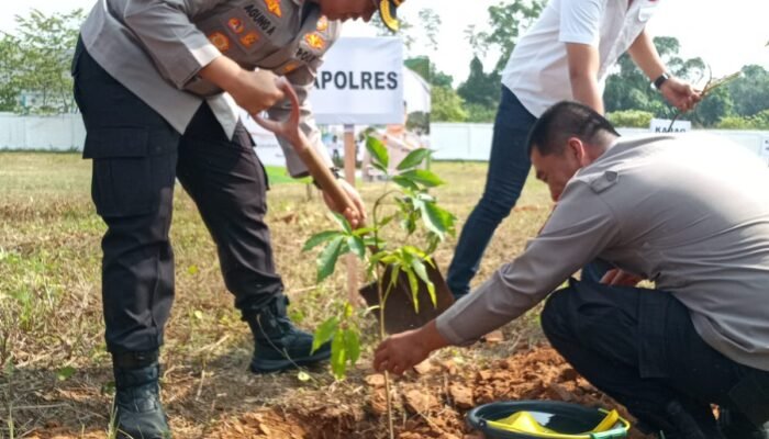 Hijaukan Bumi, Lestarikan Kehidupan Kapolres Musi Rawas Tanam Pohon Penghijauan Buah-Buahan