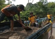Program BELIDA Sentuh Warga, Polsek Jayaloka Perbaiki Tanggul Jembatan yang Rusak di Purwodadi