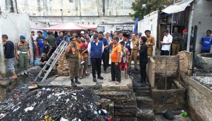 Wali Kota Lubuk Linggau Tinjau Sekaligus Beri Bantuan Korban Kebakaran di Kelurahan Jawa Kanan SS, Lubuk Linggau Timur II