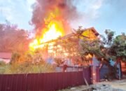 Sedang Berada Di kebun, Rumah Panggung Rata Dengan Tanah. Diduga Konsleting Listrik
