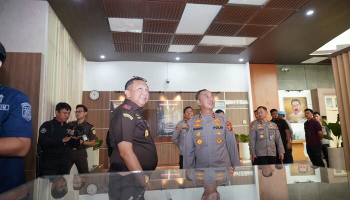 Momen Hangat Kunjungan Kapolda ke Kejati Sumsel: Tepis Isu Friksi, Tegaskan Kejaksaan dan Kepolisian Bersaudara