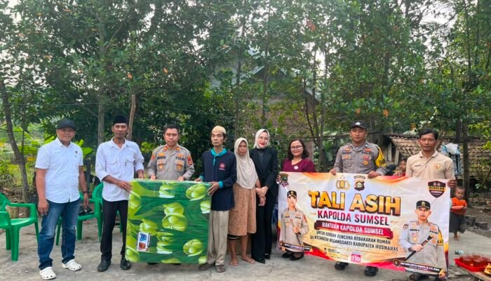 Wujud Nyata Polri Presisi: Sentuhan Kasih Kapolda Sumsel Ringankan Beban Korban Kebakaran di Musi Rawas