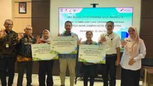 Perkuat Pengelolaan Sampah Kota, Pertamina Hulu Mahakam Serahkan Bantuan Sarpras untuk 43 Bank Sampah Unit di Balikpapan