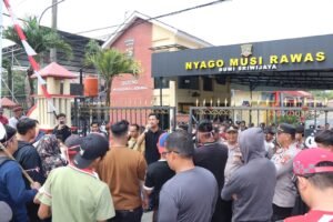 Terkait Penahanan Pembakaran Kebun MilikSendiri. Ratusan Petani Gelar Aksi Damai di Polres Musi Rawas