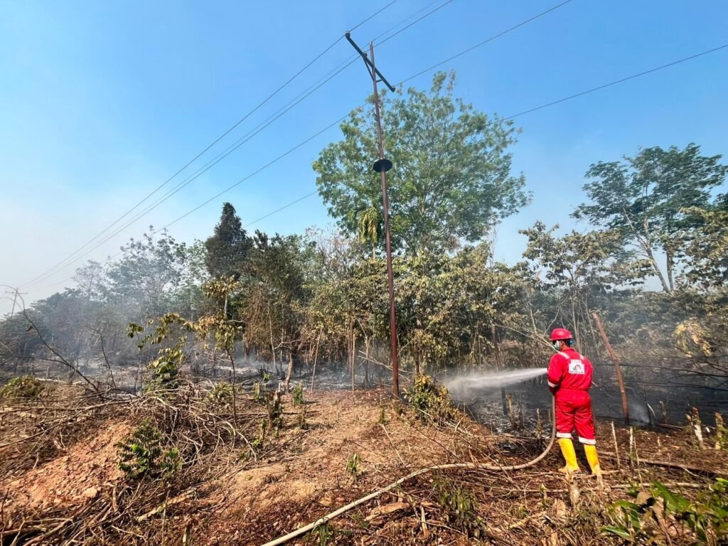 Bersama Perangi Asap, Pertamina EP Ramba Field Bantu Warga Padamkan Karhutla di Sekitar Wilayah Operasi