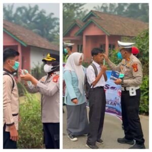 Personil Satlantas Polres Musi Rawas Bagikan Masker Gratis Ke Pelajar SMA Negeri 1 Rupit