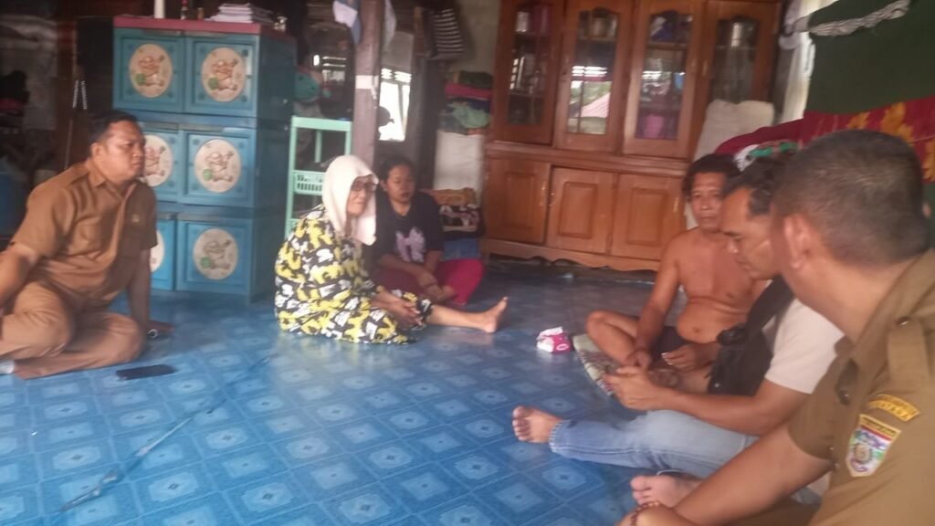 Sedang Menyadap Karet Petani Asal Musi Rawas Utara Diserang Beruang Liar