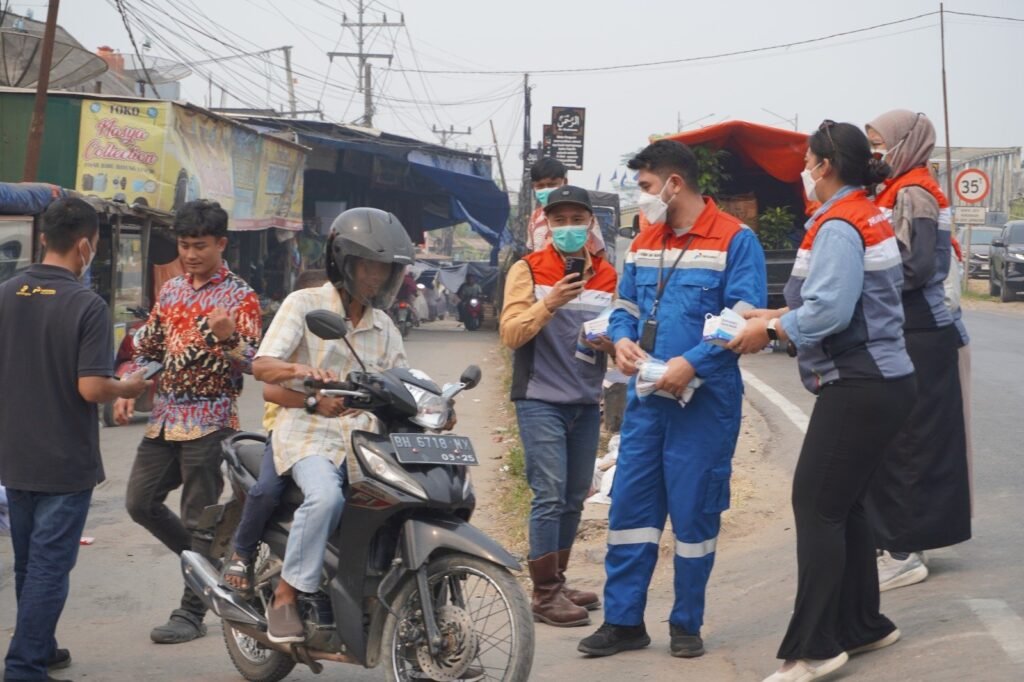 Respons Cepat Dampak Karhutla, PHE Jambi Merang Bagikan Masker ke Warga Sekitar