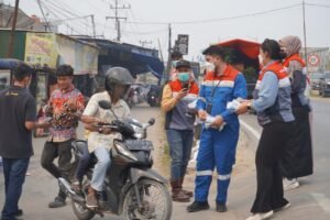 Respons Cepat Dampak Karhutla, PHE Jambi Merang Bagikan Masker ke Warga Sekitar