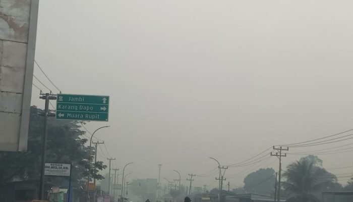 Kabut Asap Pekat, Berbau Kayu Terbakar Selimutin Musi Rawas Utara Pagi Hari