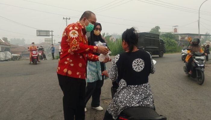 Dinkes Bersama PWI Musi Rawas Utara Bagikan Ribuan Masker Kepada Masyarakat