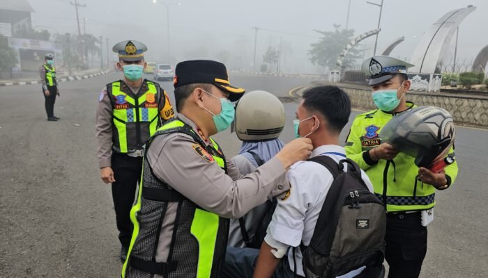 Sebelum Operasi Patuh Musi 2026 Kapolres Musi Rawas Bagikan Masker. Ada Enam Sasaran Penindakan