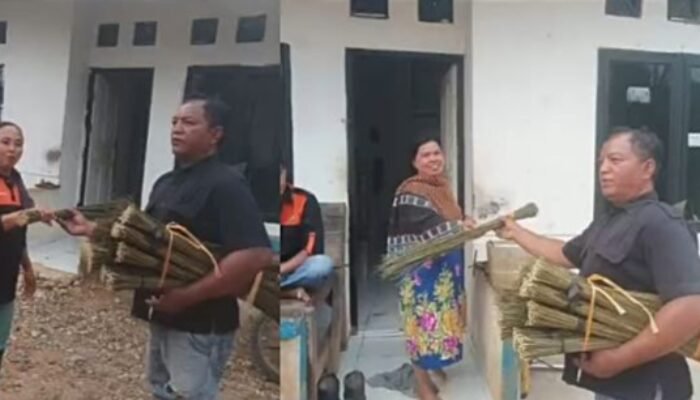 Manfaatkan Limbah Sawit, Bagikan Sapu Lidi Untuk Kebersihan Lingkungan